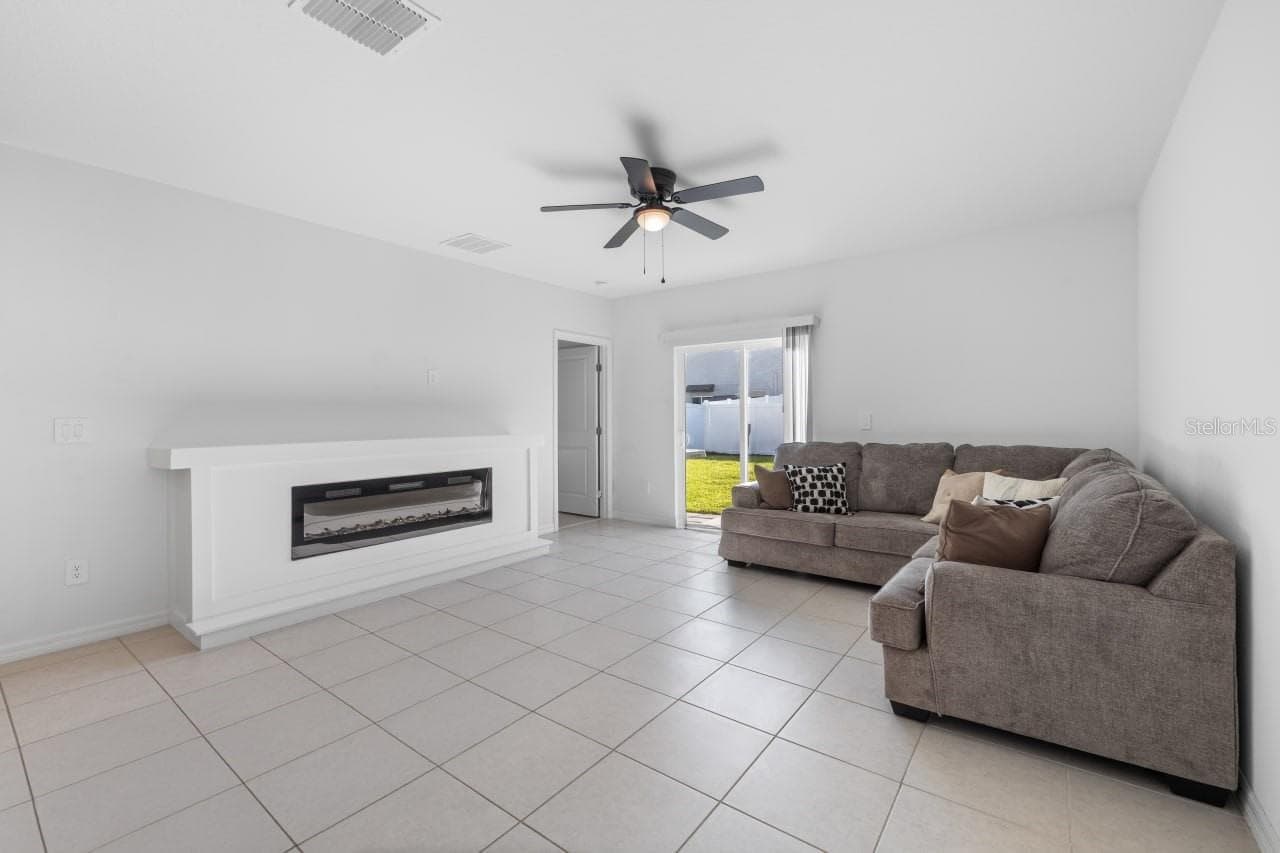 Living room - 629 BALD CYPRESS DR, LAKELAND