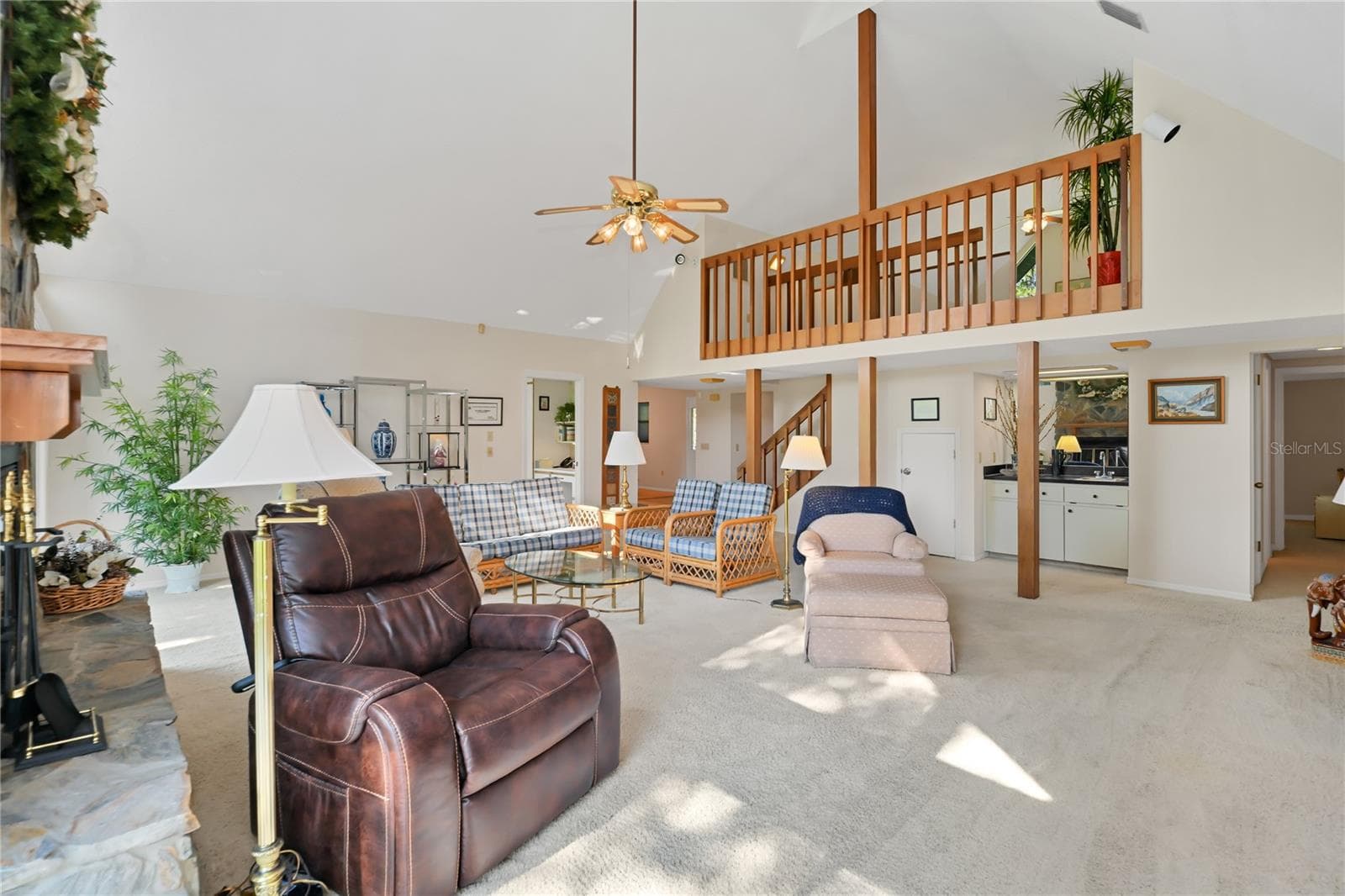 Living Room view w/ Loft and Bar in background - 821 N GOLF COURSE DR, CRYSTAL RIVER