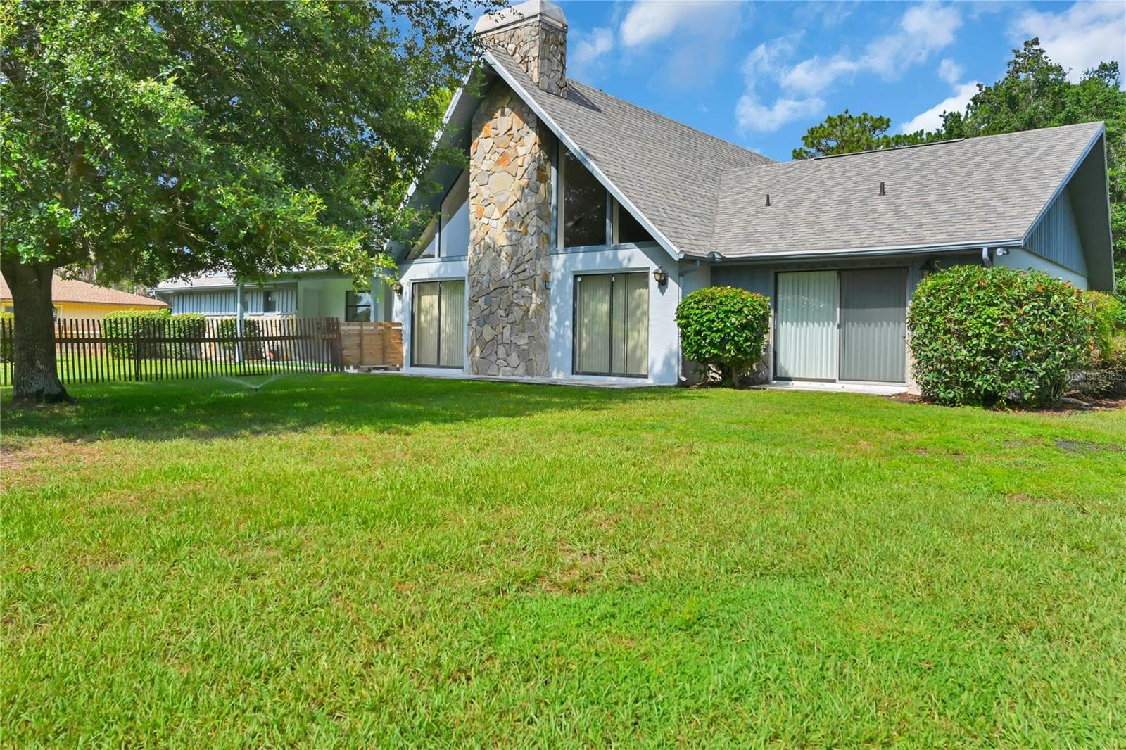 Backyard and House - 821 N GOLF COURSE DR, CRYSTAL RIVER