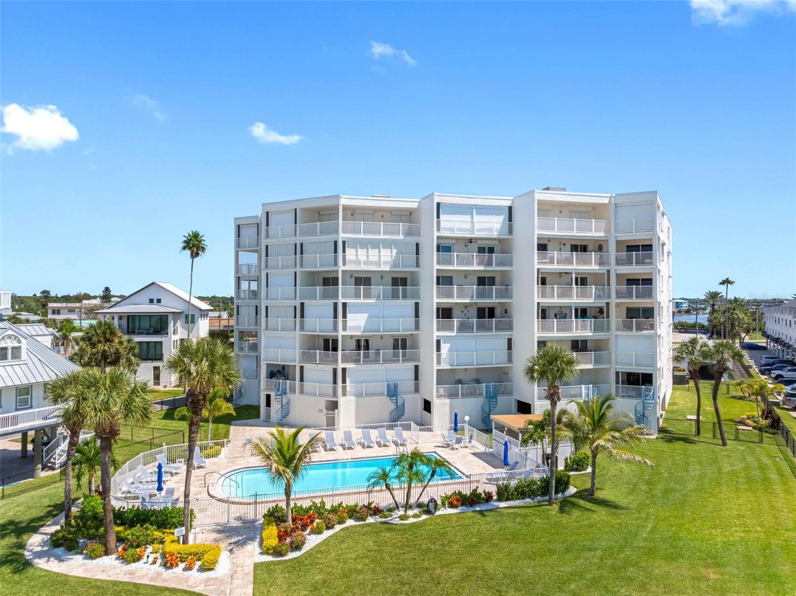 Impressive manicured grounds, heated pool directly on the beach - 17980 GULF BLVD #401, REDINGTON SHORES
