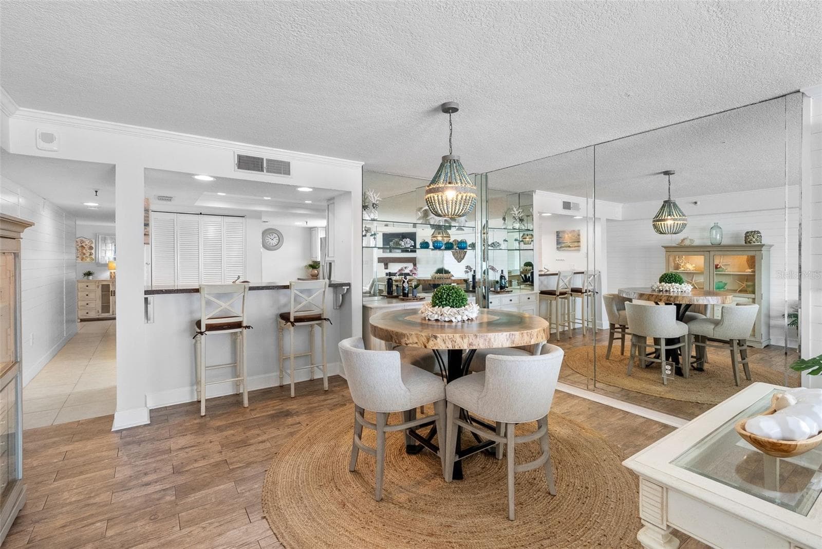 Breakfast bar and dining - 17980 GULF BLVD #401, REDINGTON SHORES