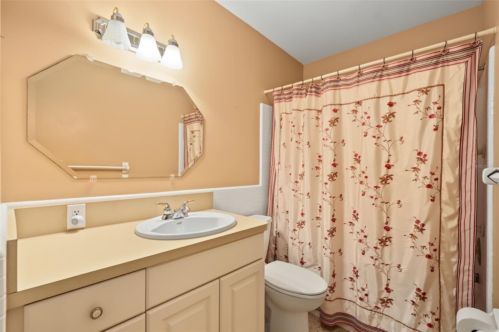 Hall bathroom. - 981 STEPHEN FOSTER DR, LARGO