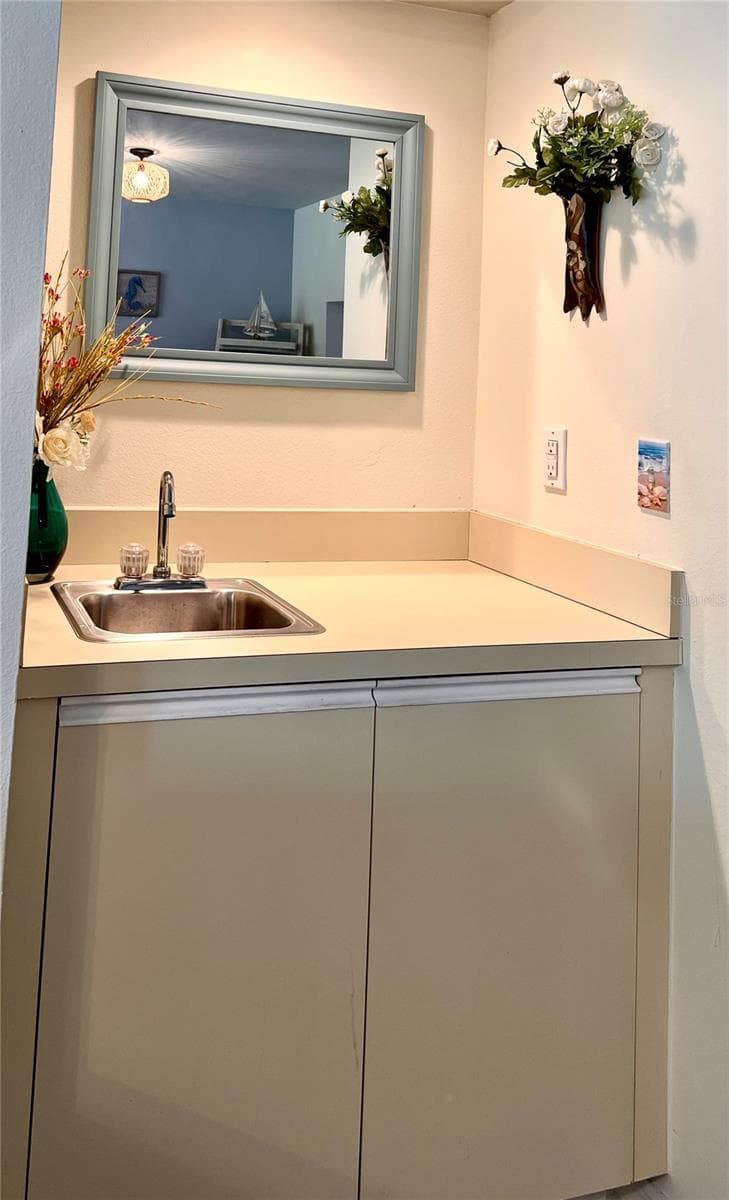 And what would life be on the golf course without a wet bar. - 6501 STONE RIVER RD #104, BRADENTON