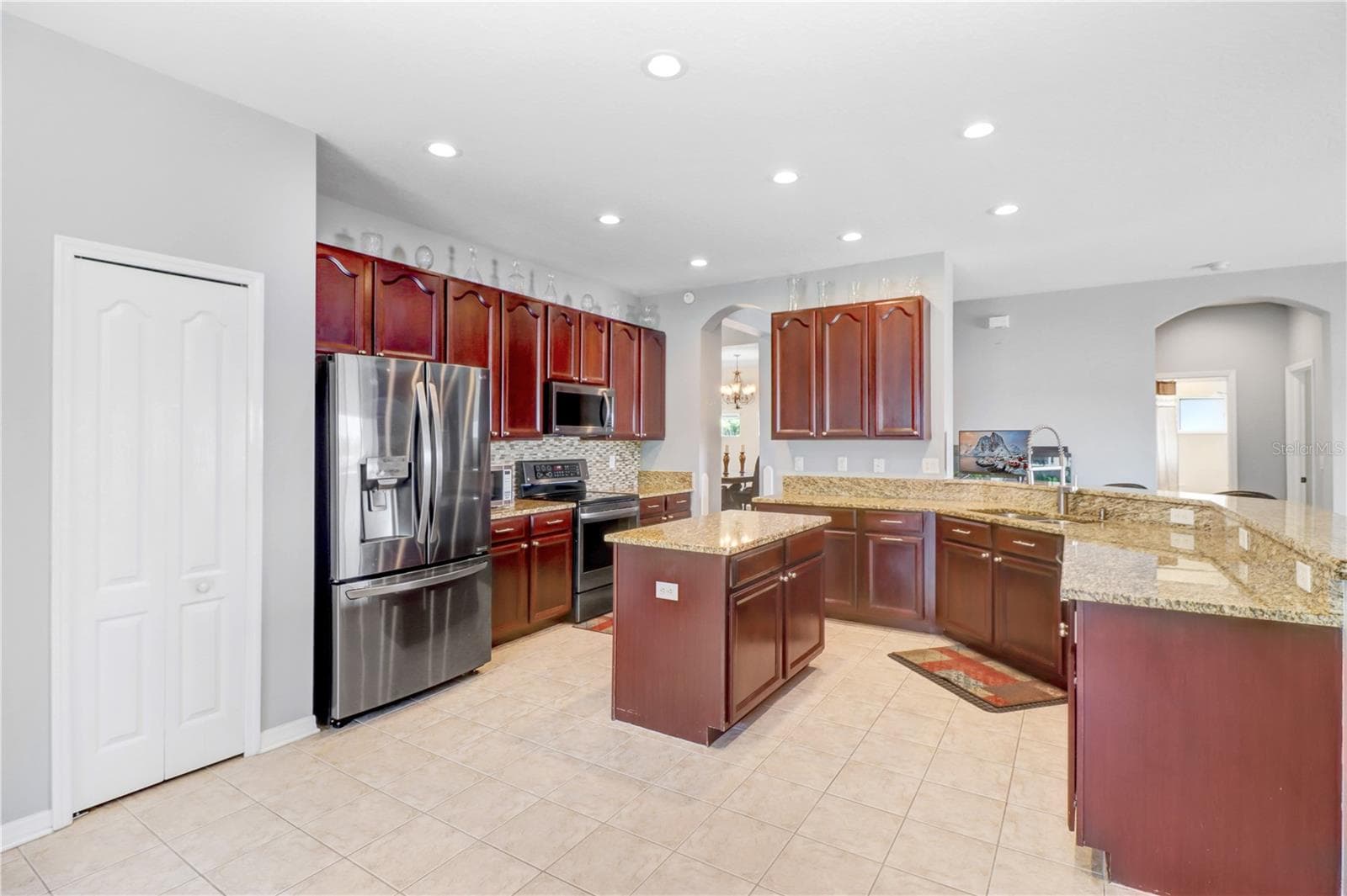Full-sized eat in kitchen - 433 YORK DALE DR, RUSKIN