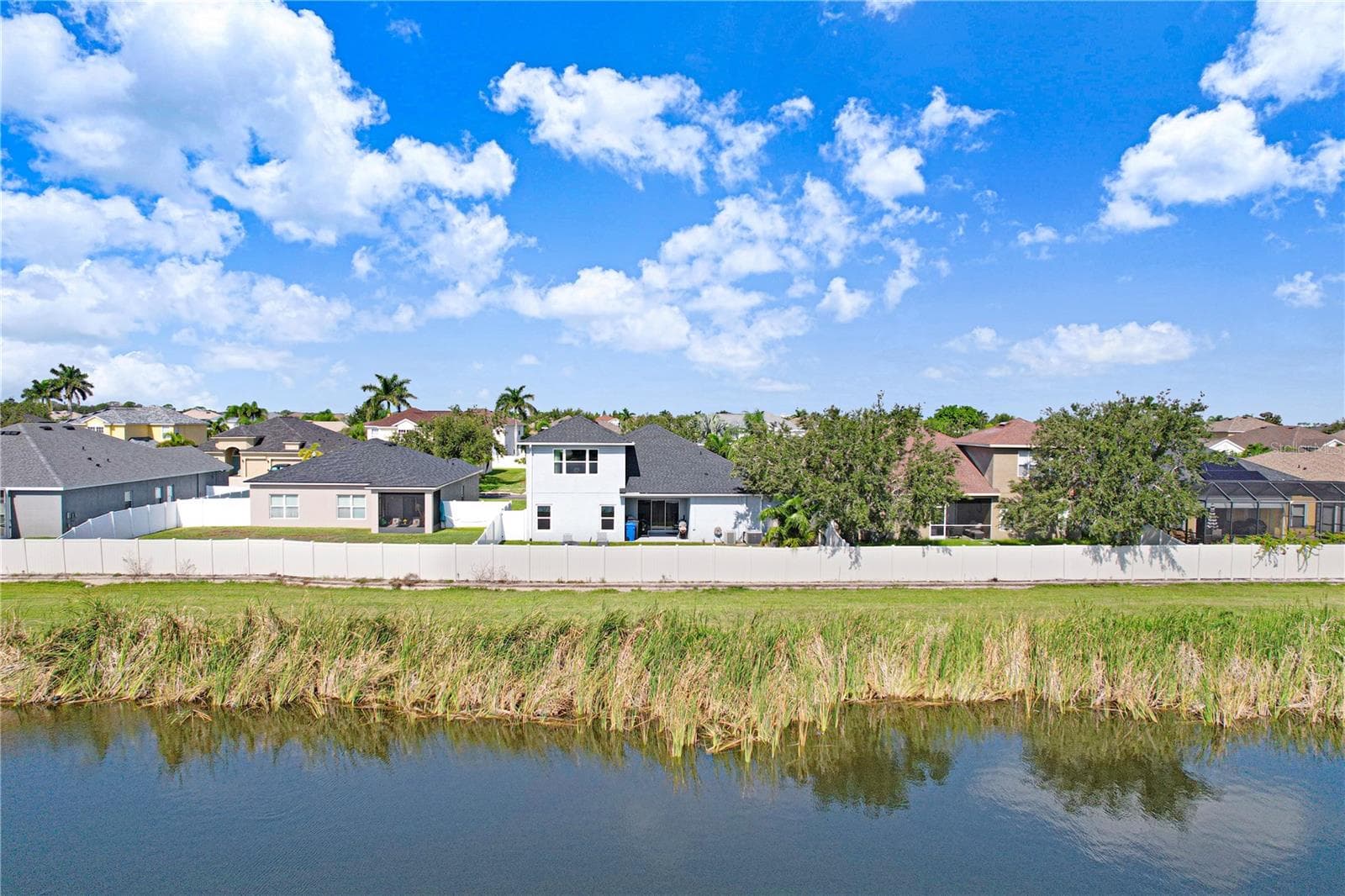 Back of home Lakeview - 433 YORK DALE DR, RUSKIN