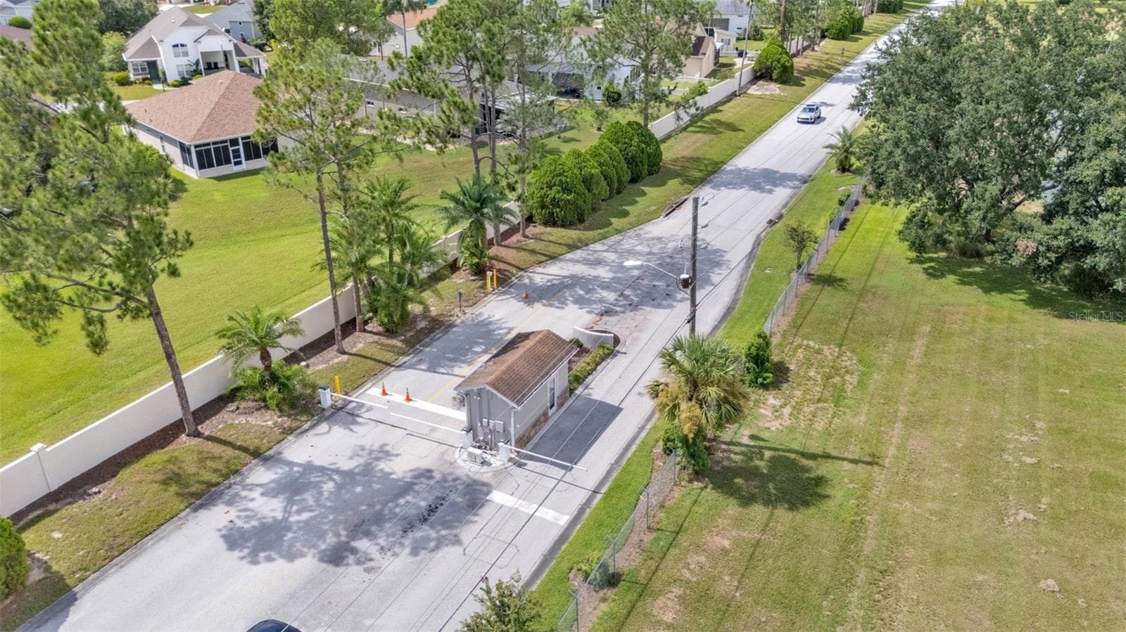 Community Guarded Entrance - 1230 MOTORCOACH DR, POLK CITY