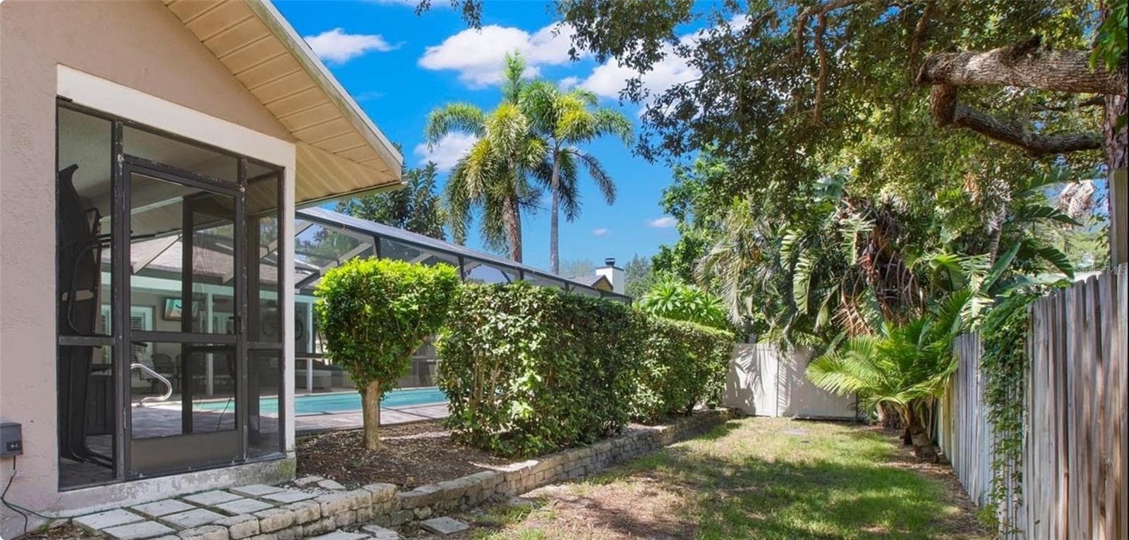 Side Yard - 1419 INDIAN TRL S, PALM HARBOR