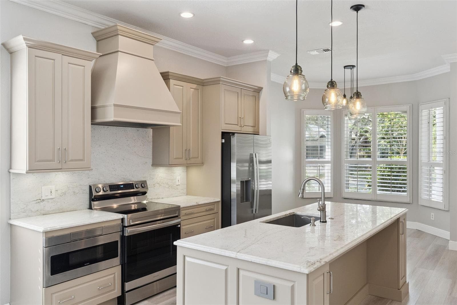 Beautiful design choices!  Elegant and functional! - 1206 CHESSINGTON CIR, LAKE MARY