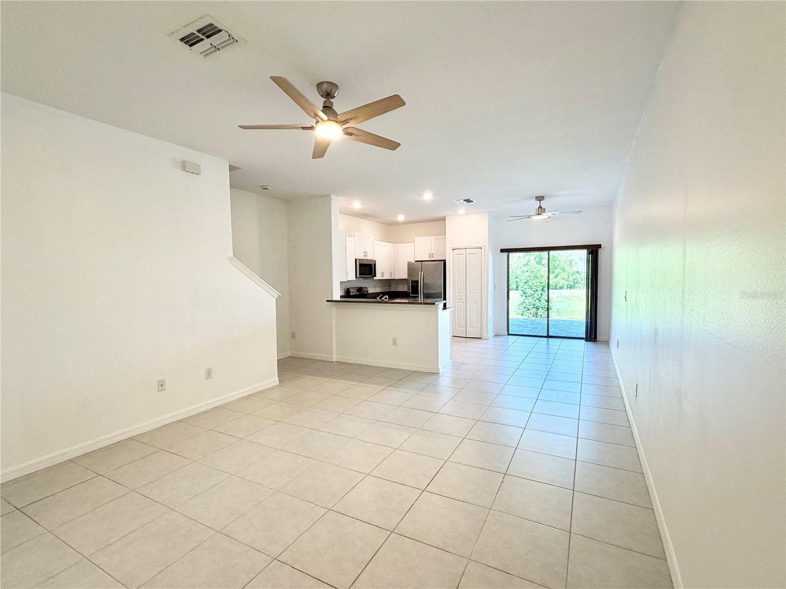 Living room, open to dining room and kitchen - 2578 CHARLAN CT, HOLIDAY