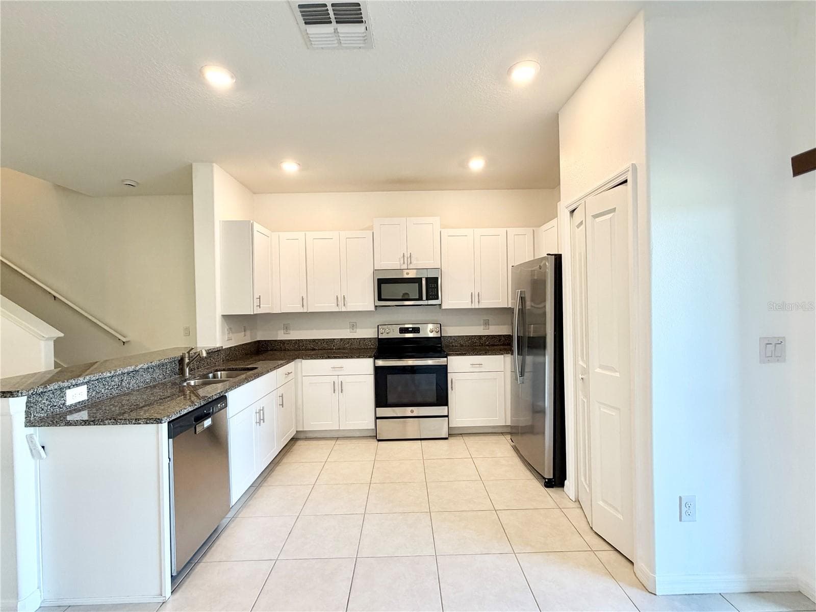 Kitchen - 2578 CHARLAN CT, HOLIDAY