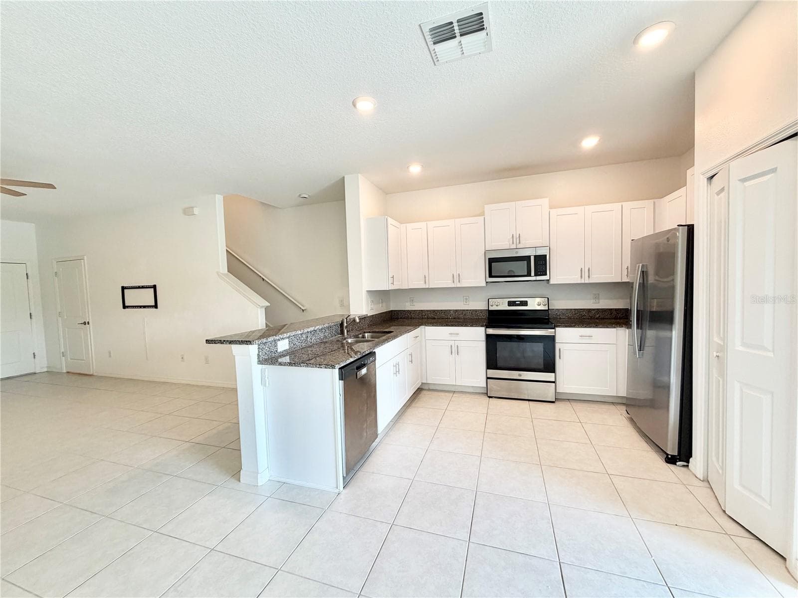 Kitchen into living room - 2578 CHARLAN CT, HOLIDAY