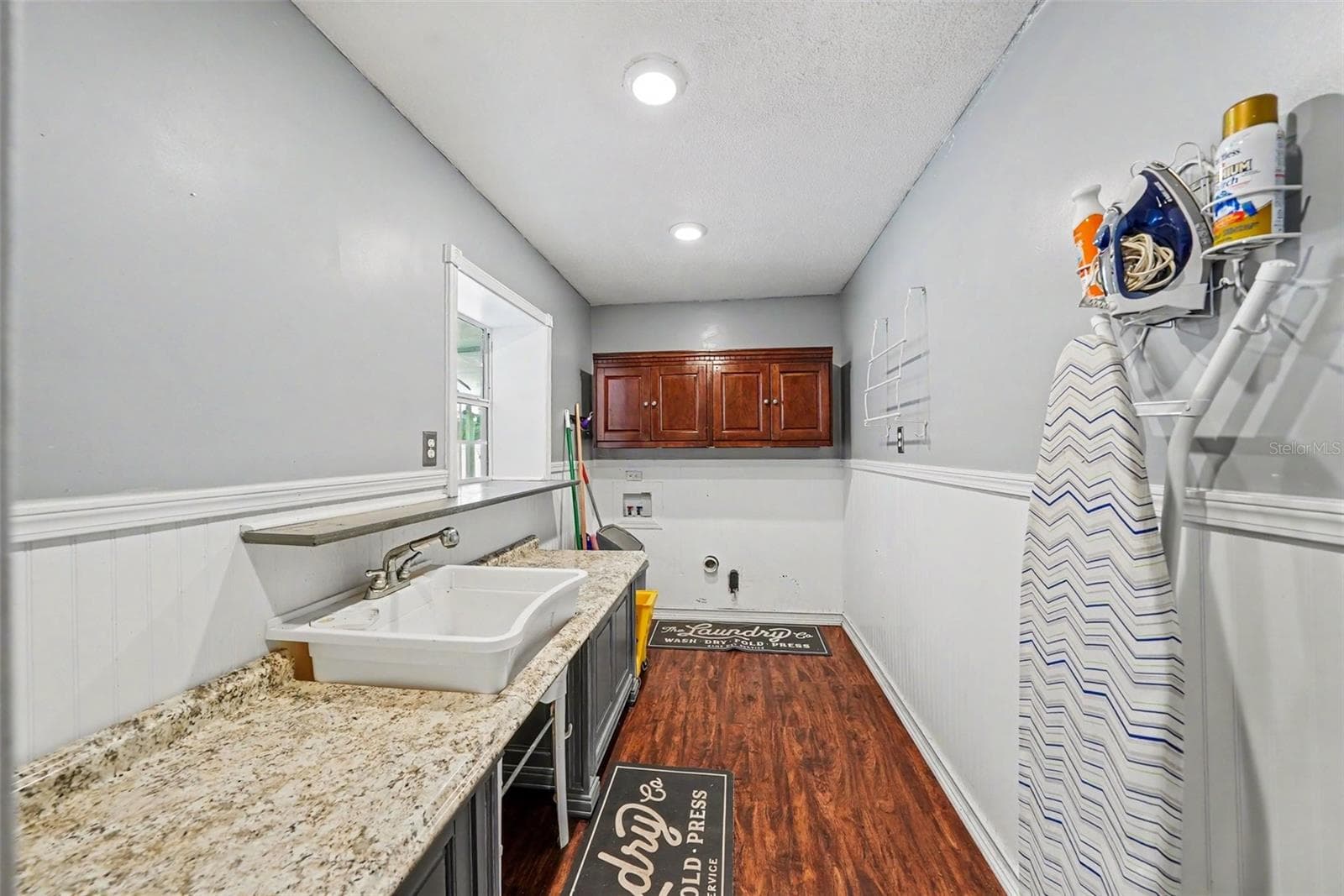 Laundry Room - 404 CLARISSA DR, BRANDON