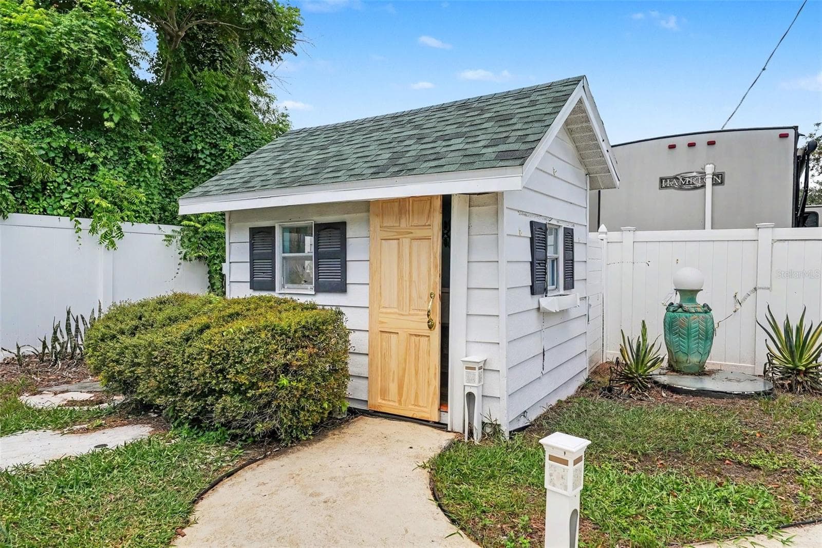 Poolside shed with 1/2 bathroom - 404 CLARISSA DR, BRANDON