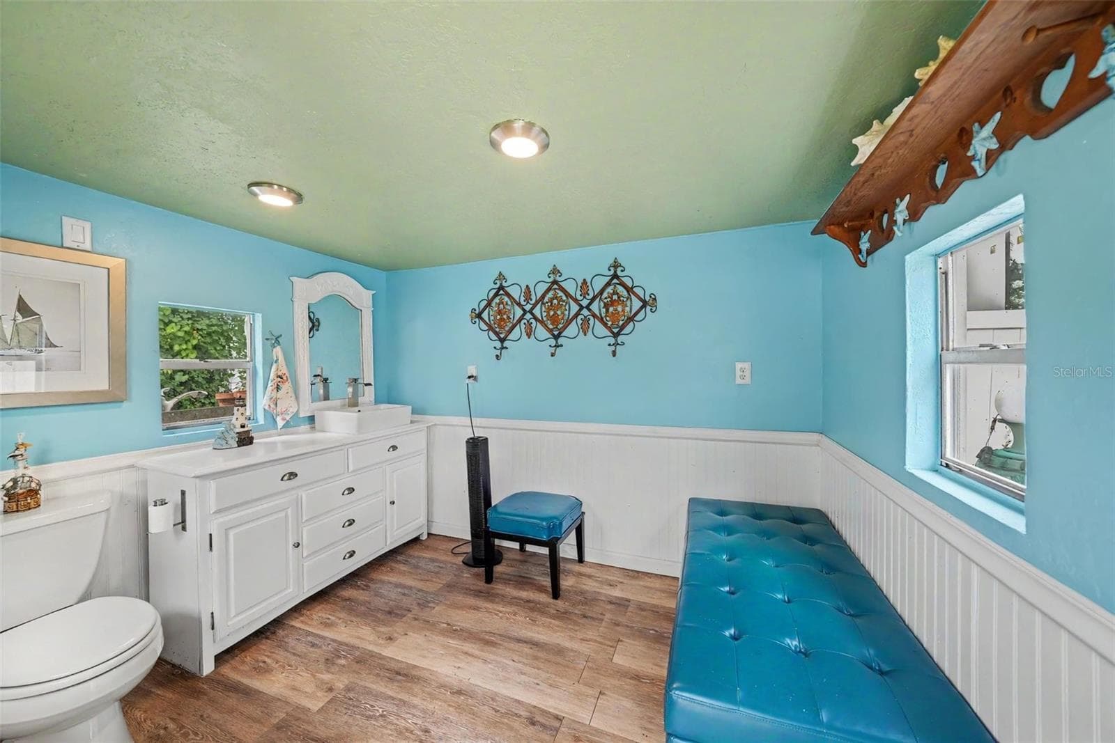 Poolside shed with 1/2 bathroom - 404 CLARISSA DR, BRANDON