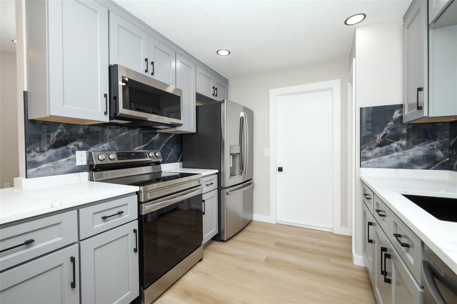 New appliances - 761 ROBINHOOD DR, MAITLAND