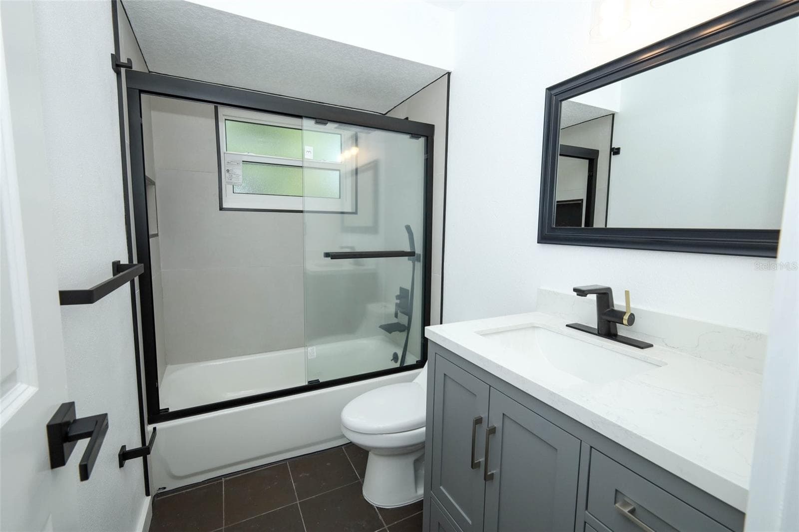 Guest Bath - 761 ROBINHOOD DR, MAITLAND