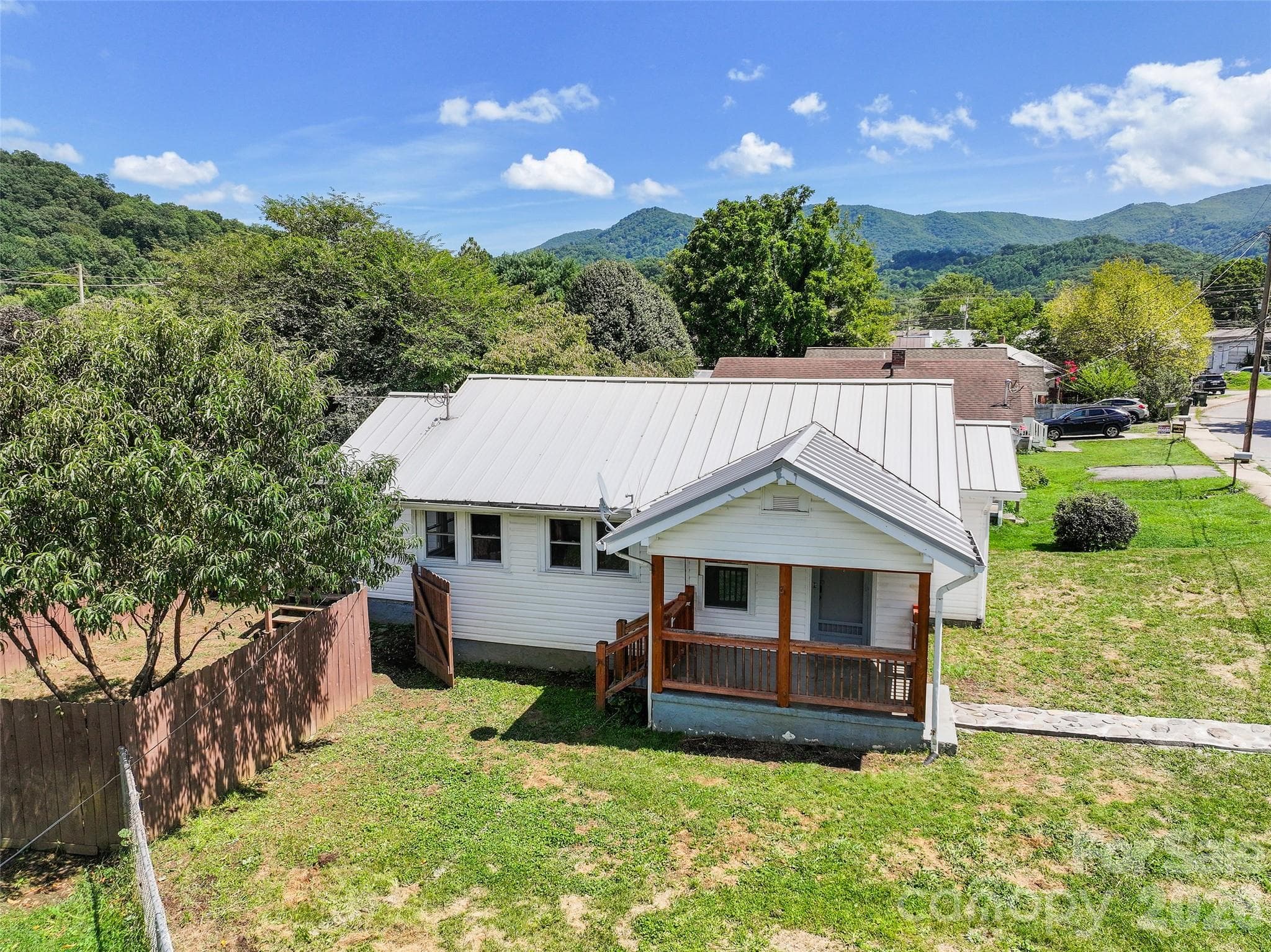 Single Family Residence at 417 Riverbend Street, Waynesville, photo 2 of 31
