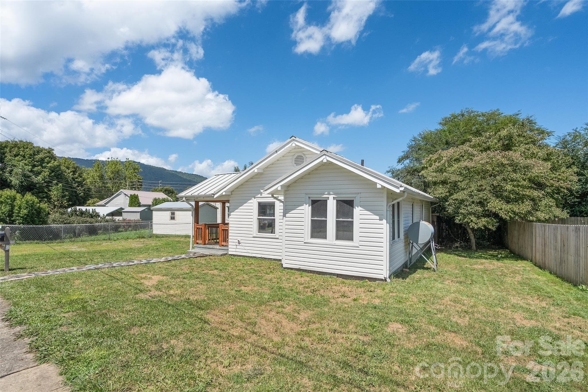 Single Family Residence at 417 Riverbend Street, Waynesville, photo 4 of 31
