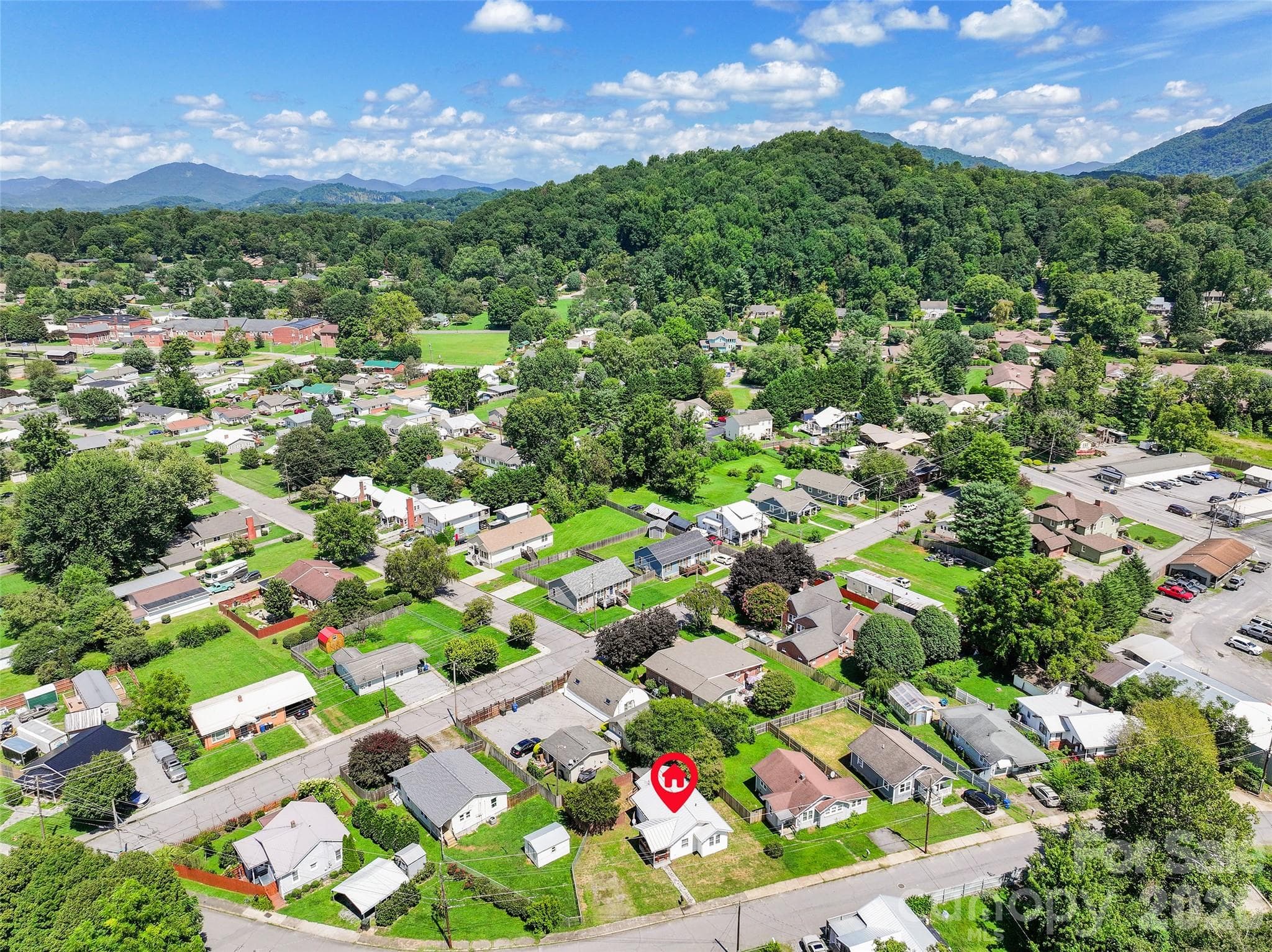 Single Family Residence at 417 Riverbend Street, Waynesville, photo 5 of 31