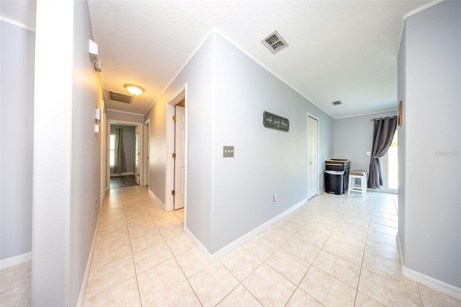 Hallway to bedroom 2 and primary bedroom - 138 BRIGHTVIEW DR, LAKE MARY