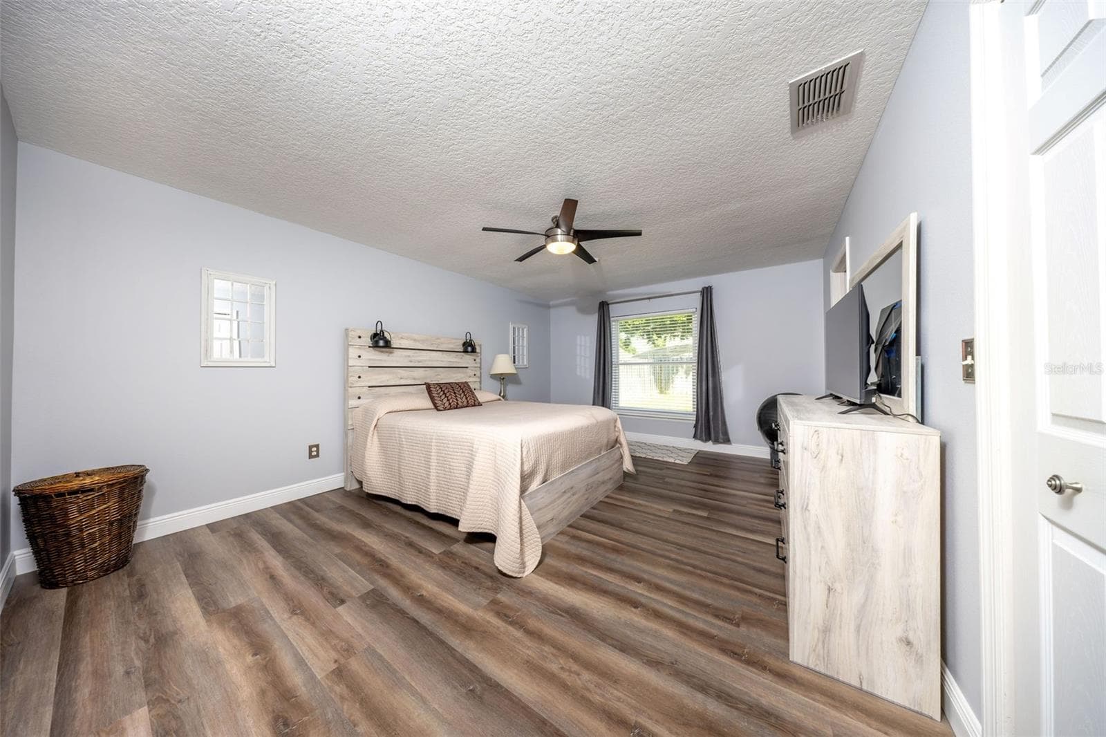 Primary bedroom - 138 BRIGHTVIEW DR, LAKE MARY