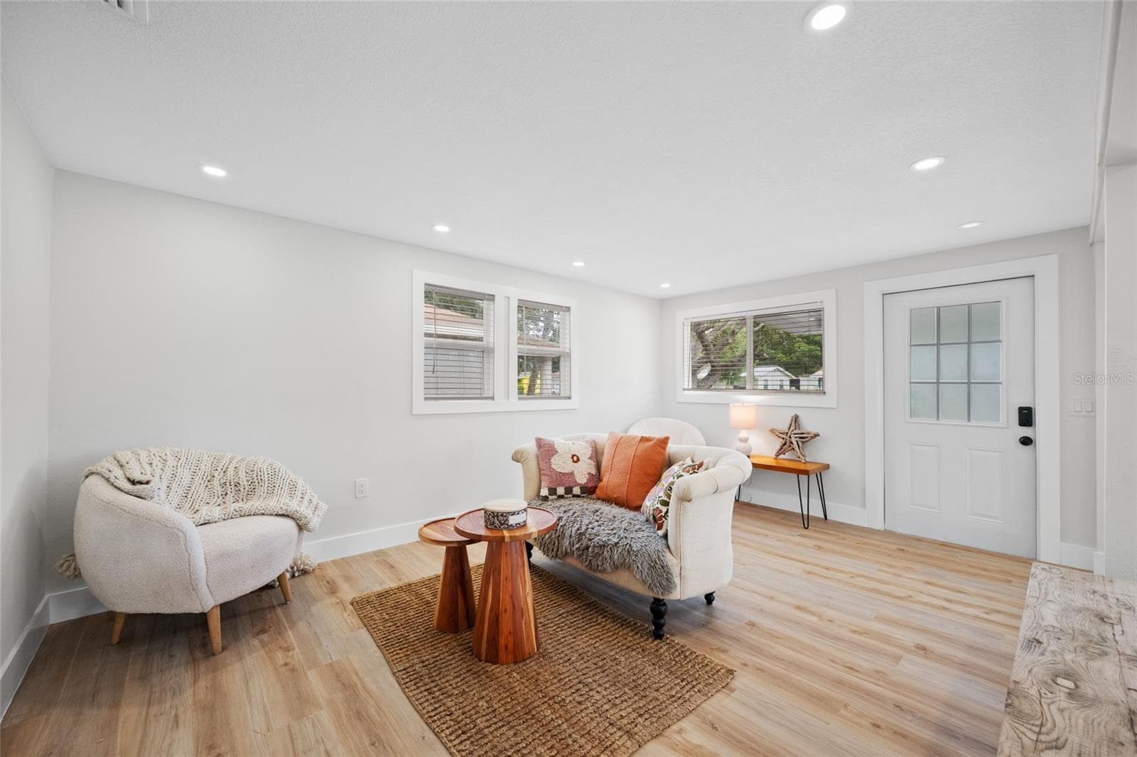 Gorgeous Living area right of the kitchen - 2547 KINGSTON ST S, ST PETERSBURG