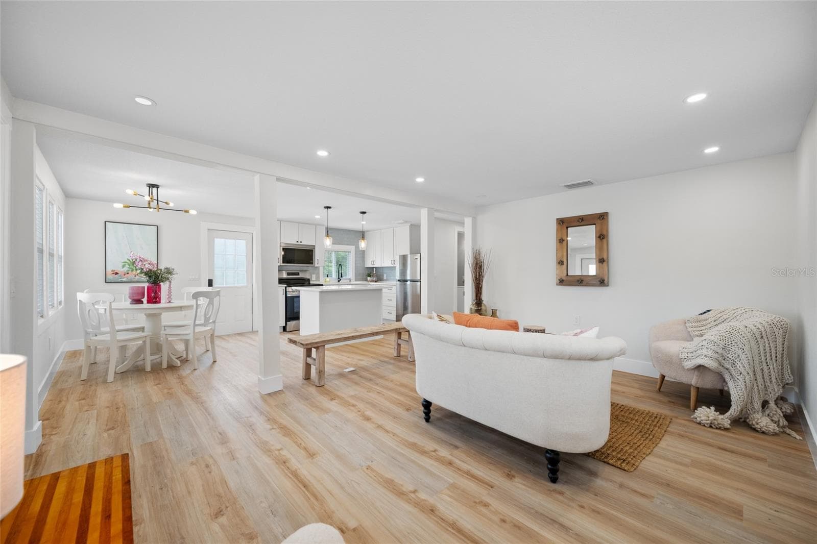 Lots of Natural light all around. - 2547 KINGSTON ST S, ST PETERSBURG