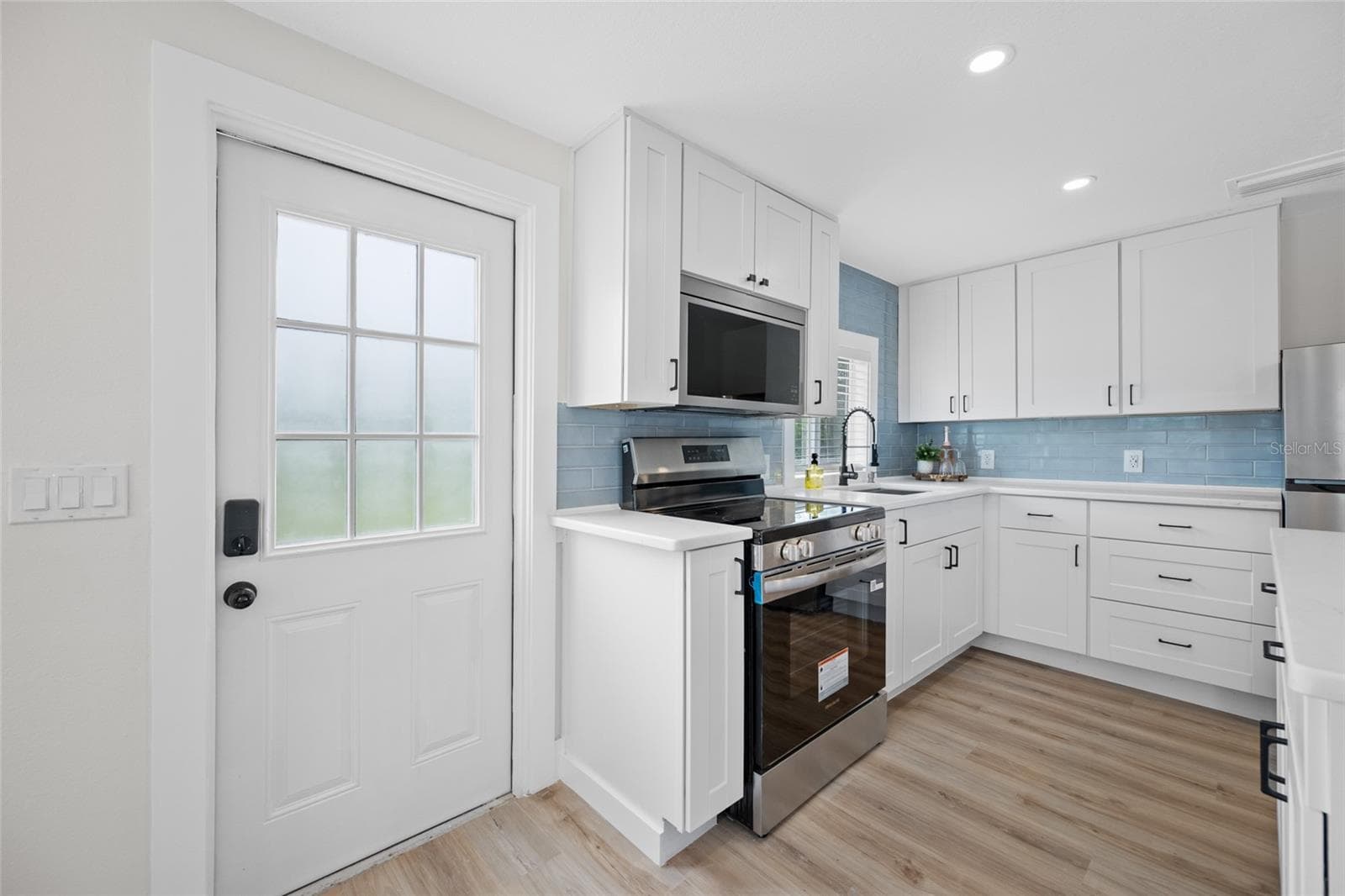 Convenient access to side-yard from kitchen - 2547 KINGSTON ST S, ST PETERSBURG