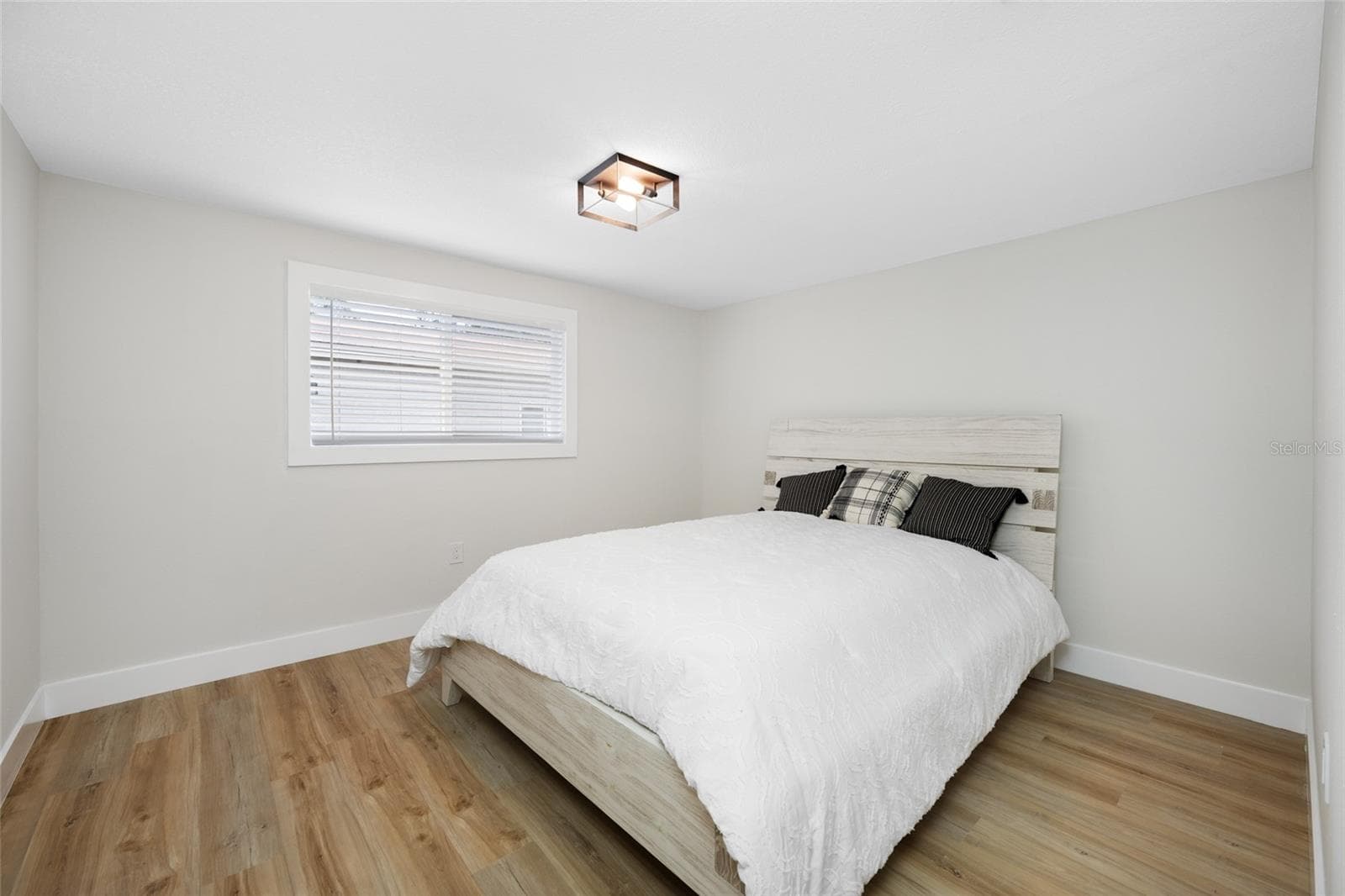 Primary bedroom with large closet. - 2547 KINGSTON ST S, ST PETERSBURG