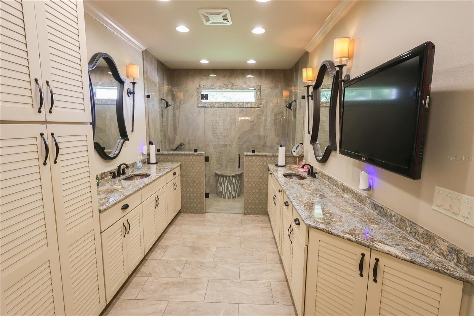 Primary Bathroom with dual vanities - 3640 CRUMP RD, WINTER HAVEN