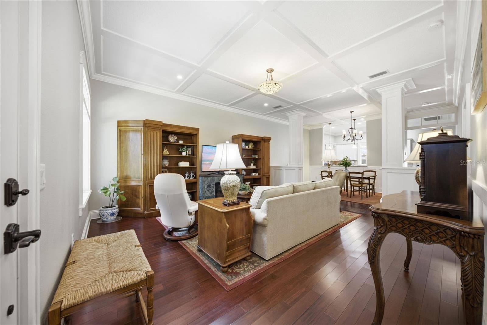 Large living area. - 1905 PINE ST, VALRICO