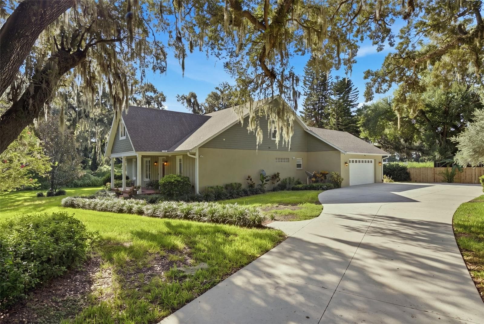 Large driveway. - 1905 PINE ST, VALRICO
