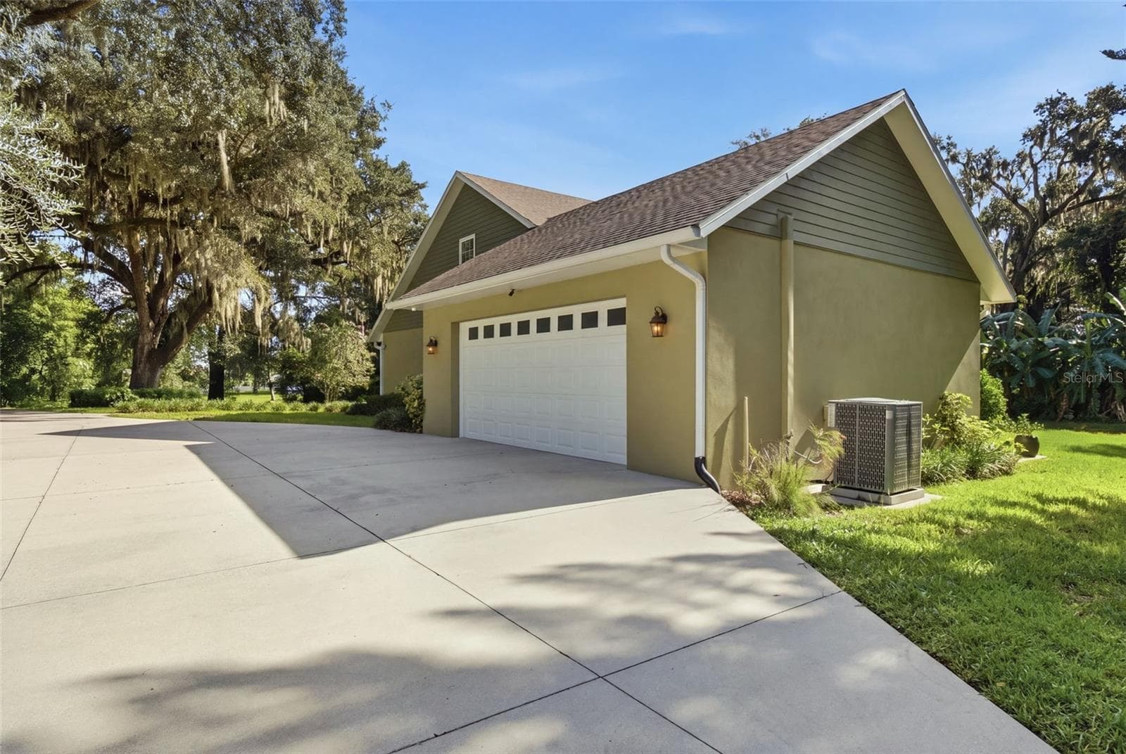 Oversized 2 car garage. - 1905 PINE ST, VALRICO