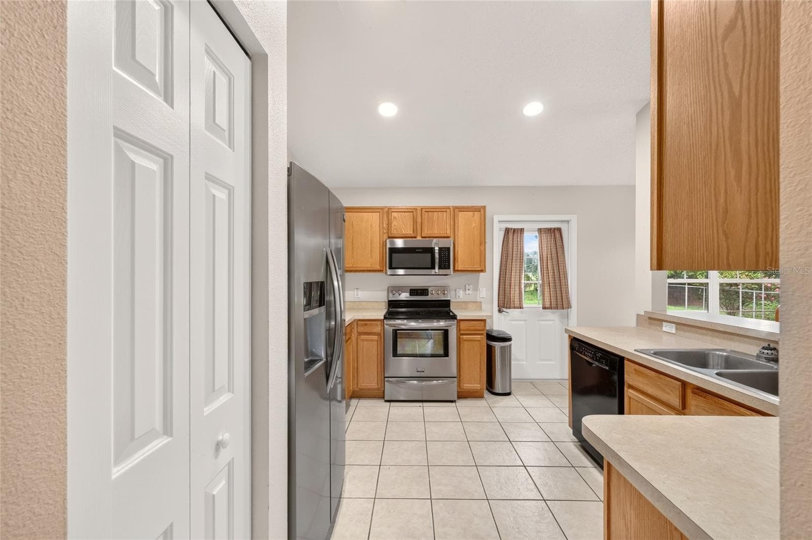 Single Family Residence at 8825 SE 155TH PL, SUMMERFIELD, photo 15 of 33