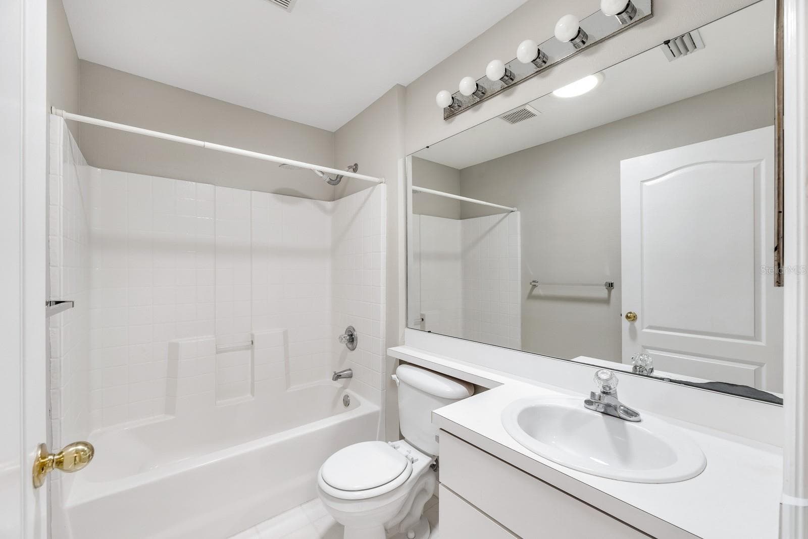 Hall Bath - 8309 QUARTER HORSE DR, RIVERVIEW