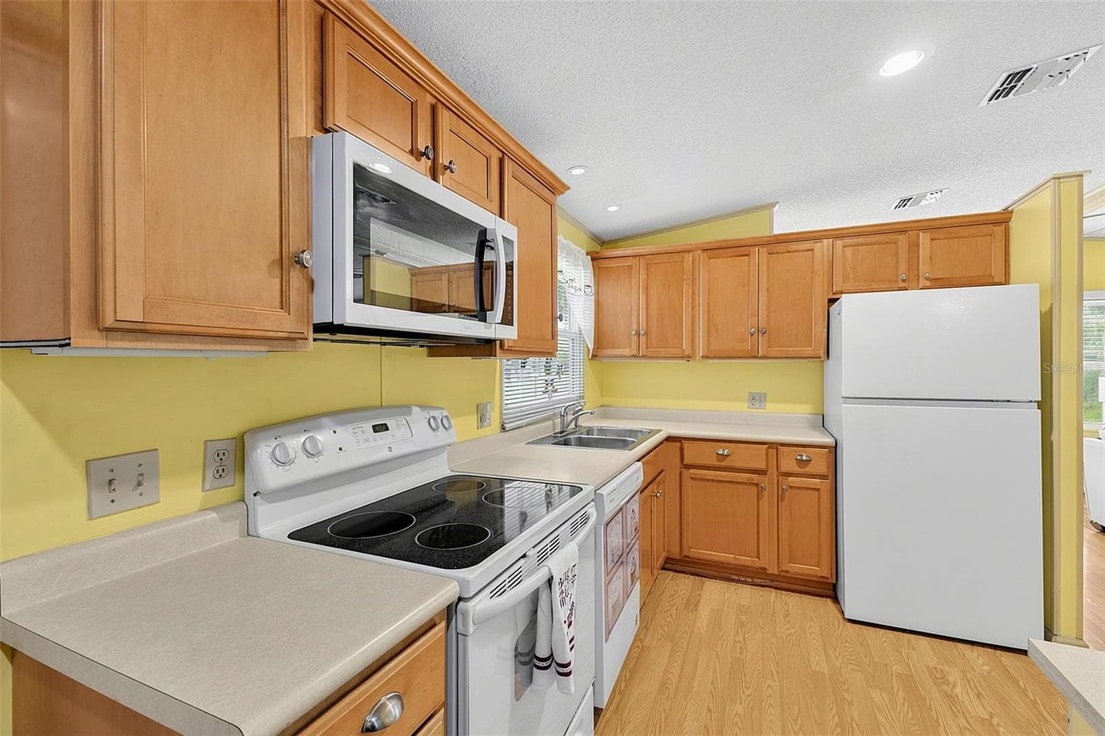 Manufactured Home at 417 VILLA NUEVA CIR, NORTH PORT, photo 5 of 61