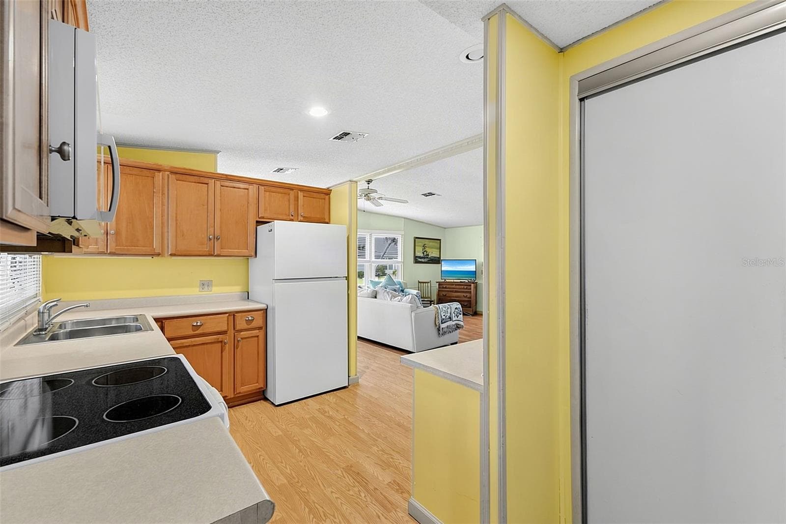 Manufactured Home at 417 VILLA NUEVA CIR, NORTH PORT, photo 7 of 61