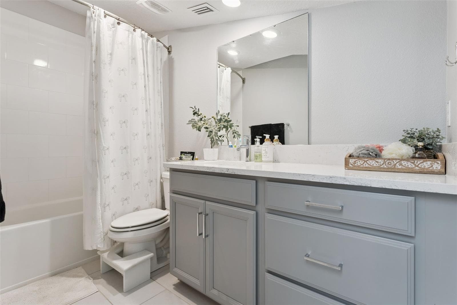 Townhouse at 555 N FERN CREEK AVE #1, ORLANDO, photo 18 of 24