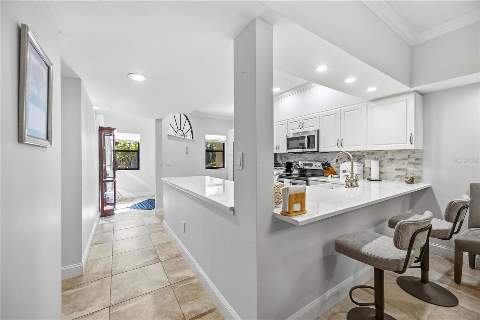 kitchen w/ wraparound counter - 5726 ASHTON LAKE DR #11, SARASOTA