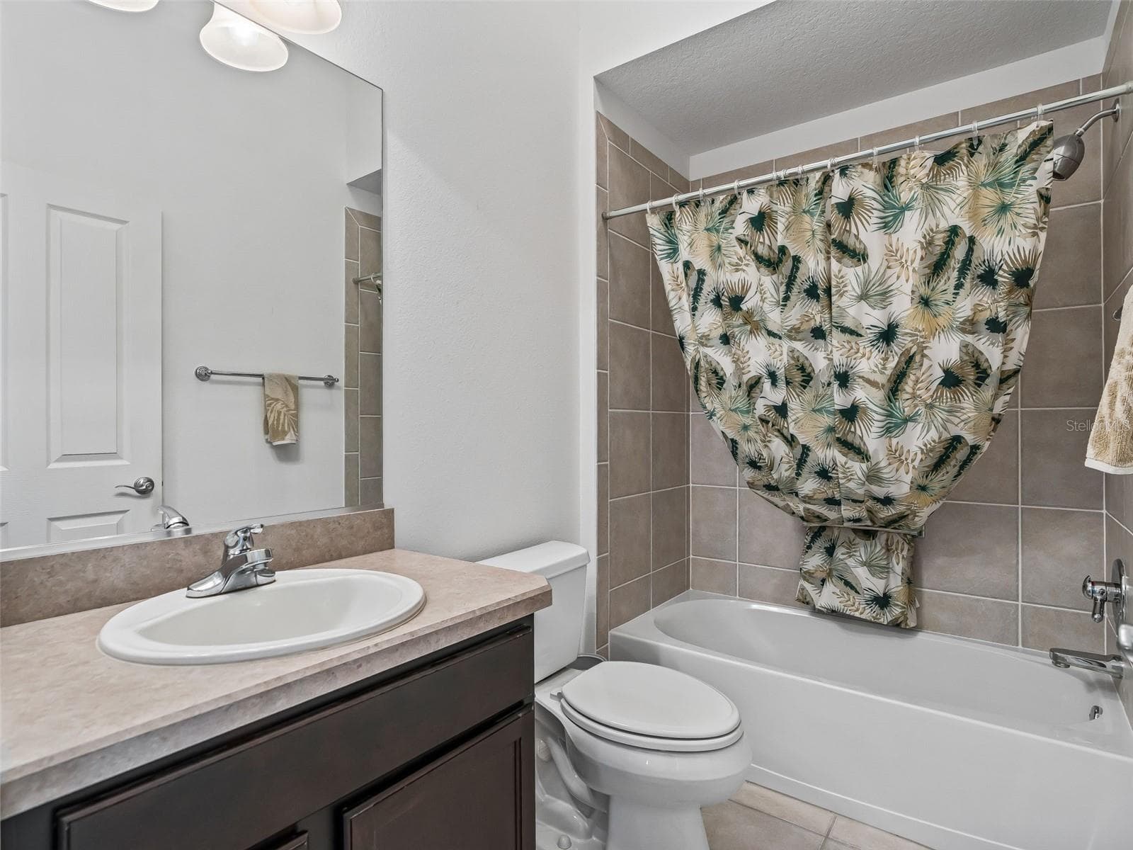 Guest Bath with shower tub combo - 764 BAISLEY TRL, THE VILLAGES