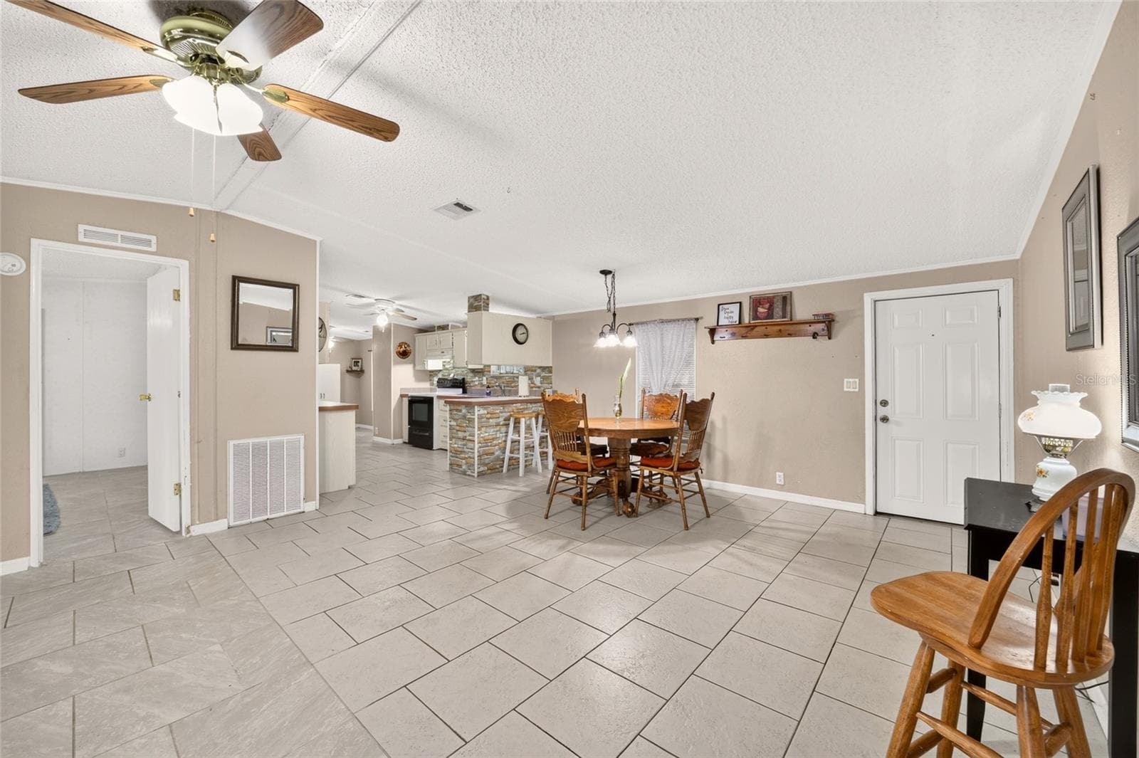 Living Room/Dining Room/Kitchen - 15355 SE 113TH STREET RD, OCKLAWAHA