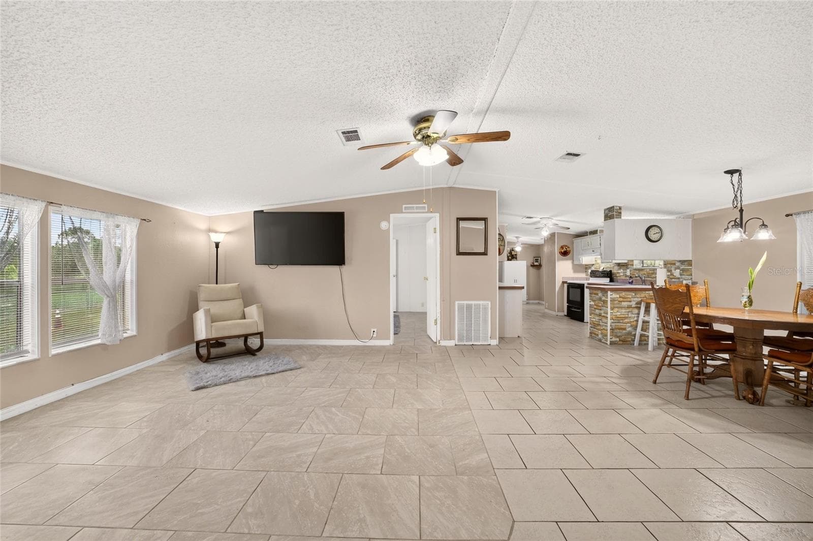 Living Room/Dining Room - 15355 SE 113TH STREET RD, OCKLAWAHA