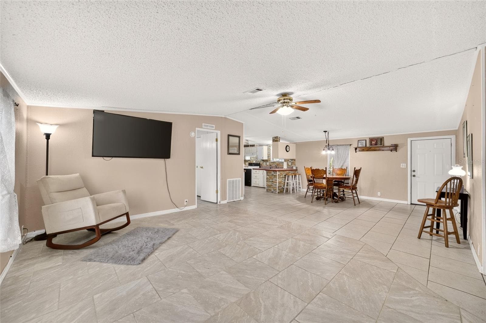Living Room/Dining Room - 15355 SE 113TH STREET RD, OCKLAWAHA