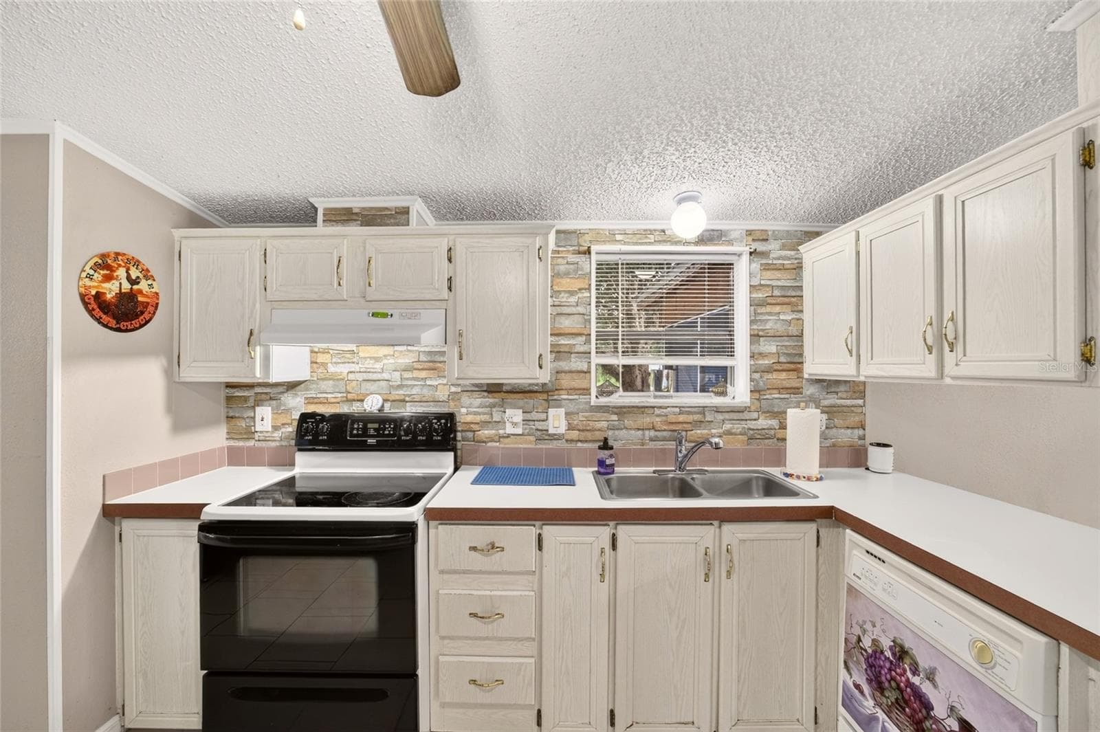 Kitchen - 15355 SE 113TH STREET RD, OCKLAWAHA