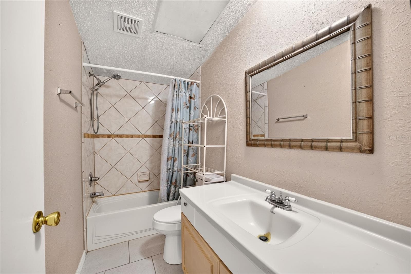 2nd Bathroom - 15355 SE 113TH STREET RD, OCKLAWAHA