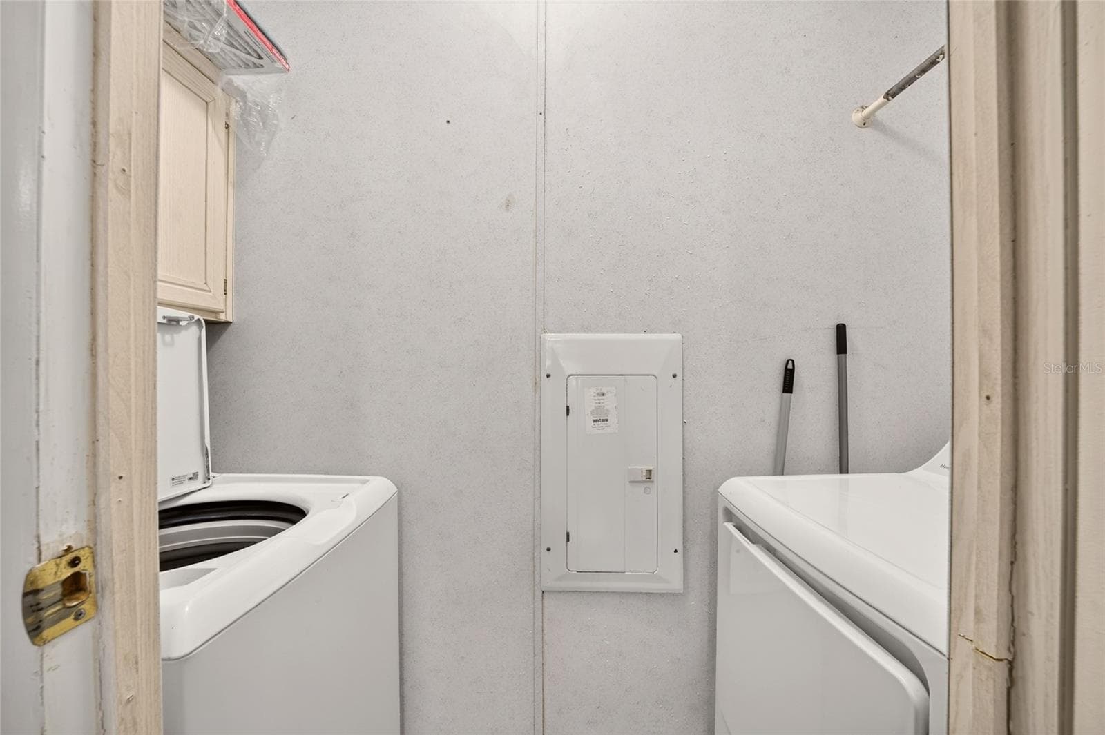 Laundry - 15355 SE 113TH STREET RD, OCKLAWAHA