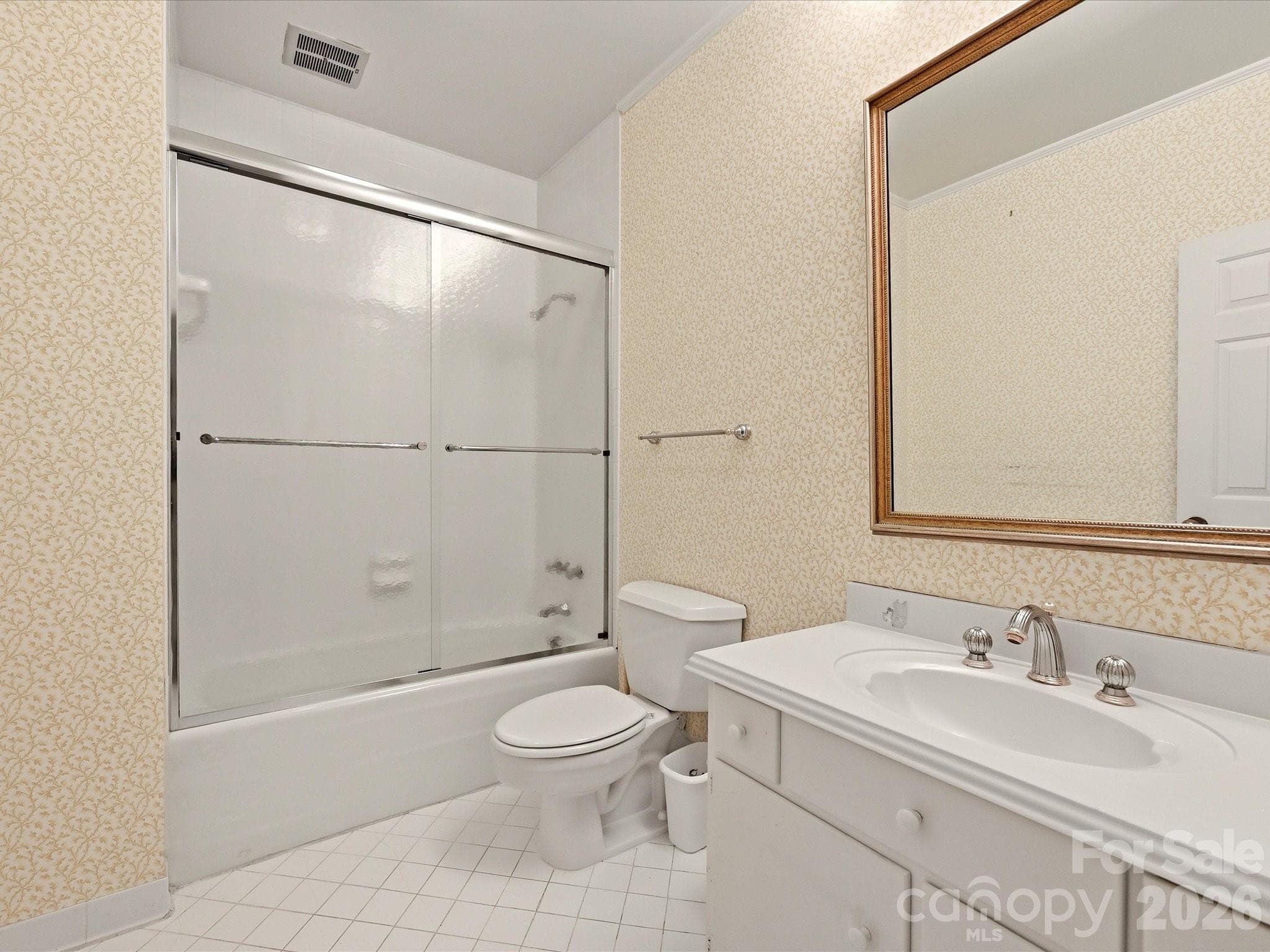En-suite bathroom - 806 Cherokee Road, Charlotte
