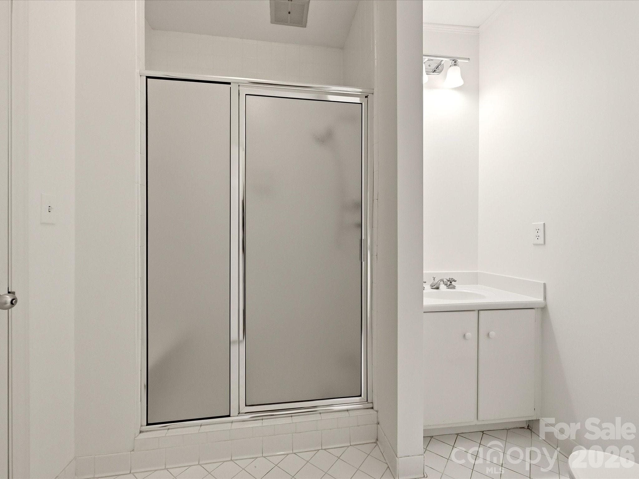 En-suite bath has additional door to the hall - 806 Cherokee Road, Charlotte