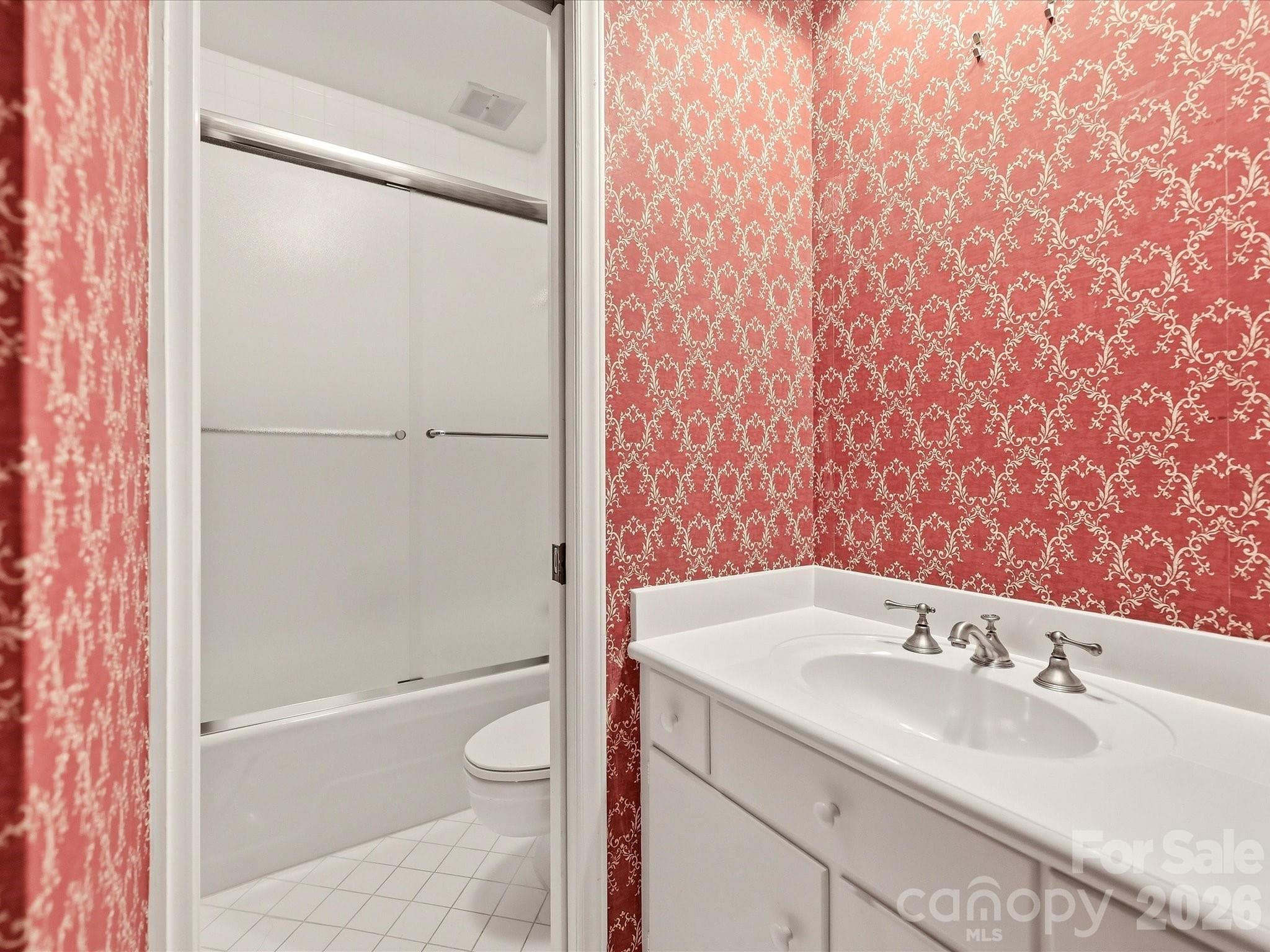 En-suite bath - 806 Cherokee Road, Charlotte