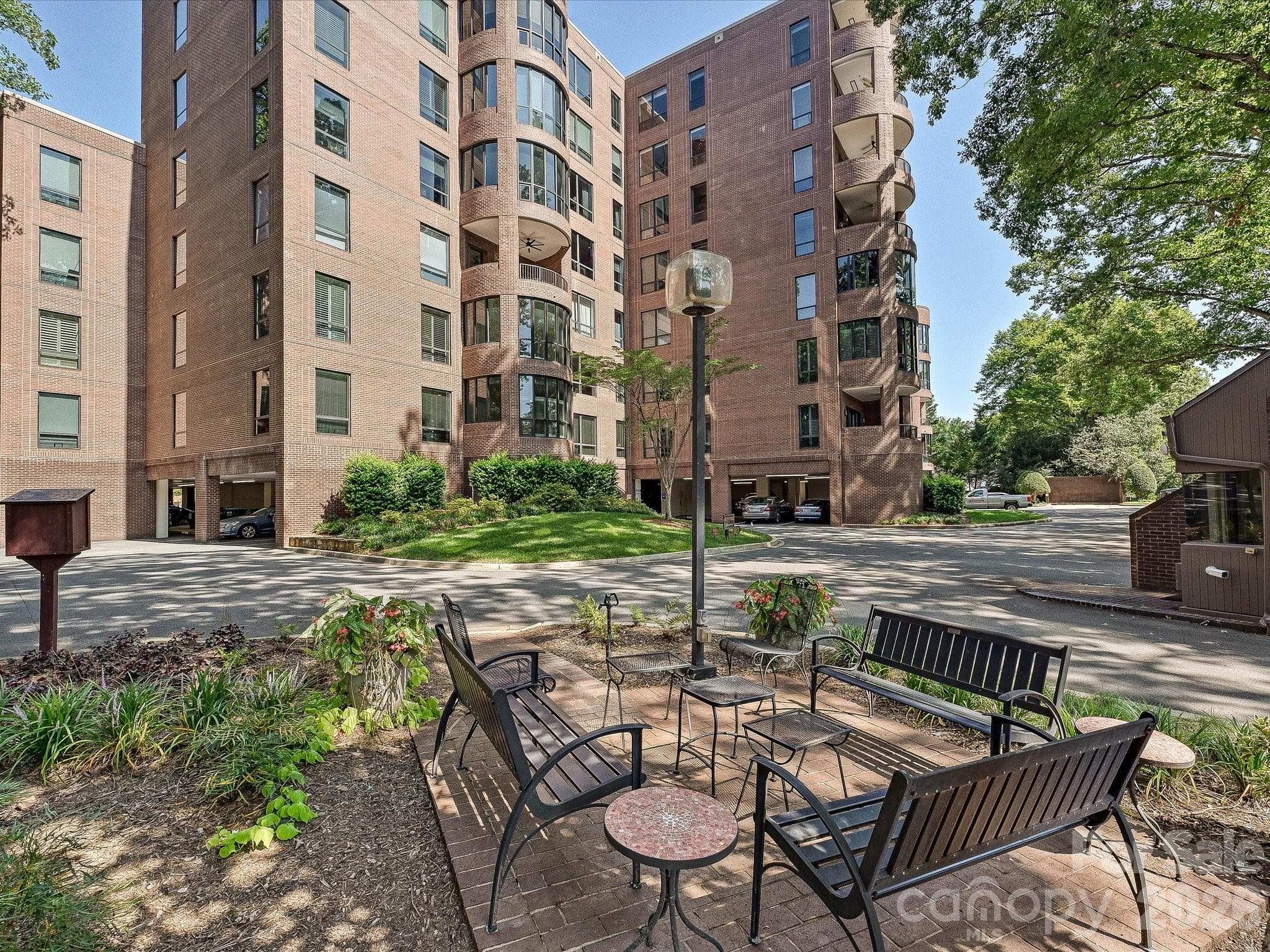 Gathering space to relax outside - 806 Cherokee Road, Charlotte